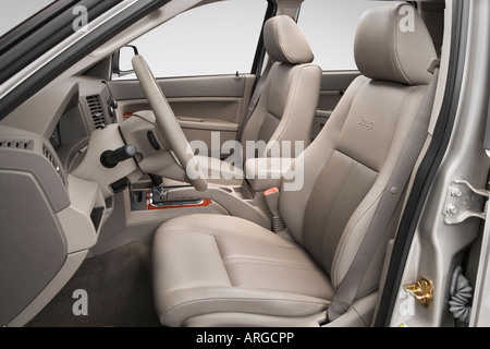 2007 Jeep Grand Cherokee Limited in Gray - Front seats Stock Photo