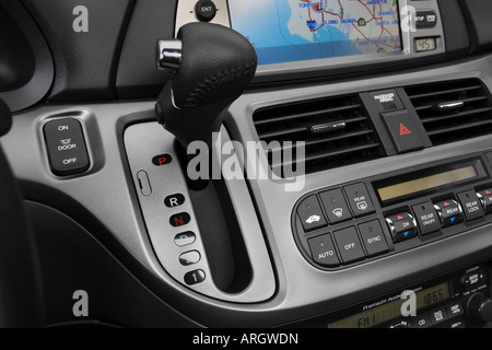 2007 Honda Odyssey Touring in Silver - Gear shifter/center console Stock Photo