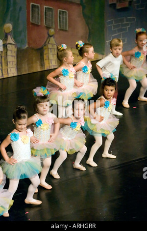 Boy and girl ballet dancers performing port de bras side stretches Stock  Photo - Alamy