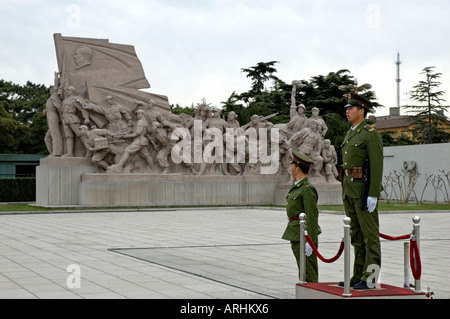 Soldiers on guard at the huge Monument to the Chinese People outside the Memorial hall to Chairman Mao, Tienanmen Square Beijing Stock Photo