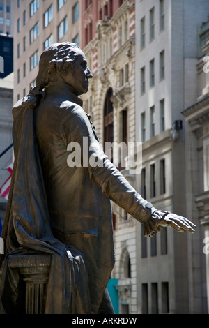 Bronze statue of GEORGE WASHINGTON outside FEDERAL HALL NEW YORK CITY Stock Photo