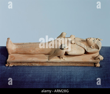 Image of the king's mummy on its funeral bed flanked by the king's two souls, from the tomb of the pharoah Tutankhamun Stock Photo