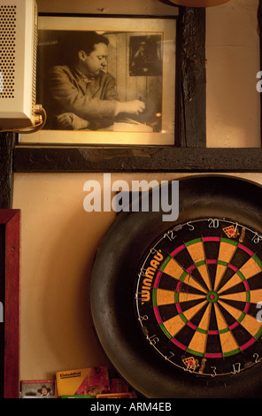 A PORTRAIT OF DYLAN THOMAS BY A DART BOARD IN BROWN S HOTEL LAUGHARNE WHERE HE WAS ONCE A REGULAR CUSTOMER Stock Photo