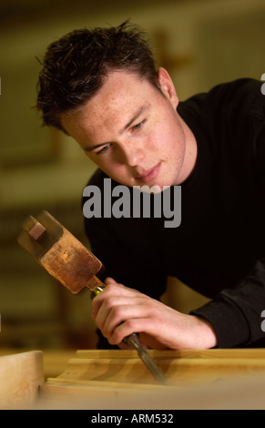 BEN MORRIS WHO IS AN APPRENTICE SCENIC CARPENTER AT THE ROYAL SHAKESPEARE COMPANY IN STRATFORD ON AVON UK 13 2 2004 Stock Photo