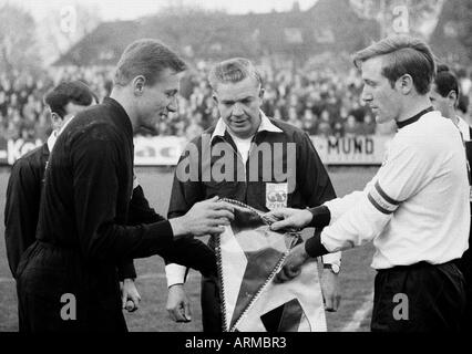 football, international junior match, 1967, Boekelberg Stadium in Moenchengladbach, Deutschland versus CSSR 3:1, welcome and pennant exchange by the team captains, left the keeper from the CSSR, right Guenter Netzer (DEU), behind the referee and the assis Stock Photo
