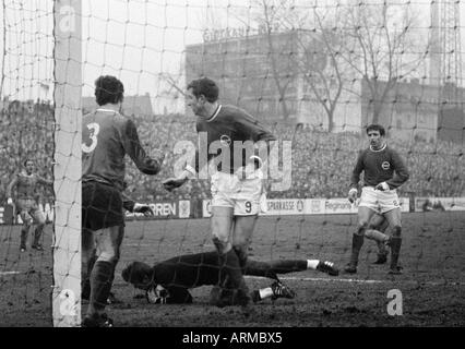 football, Bundesliga, 1968/1969, FC Schalke 04 versus Kickers Offenbach 3:0, Glueckaufkampfbahn Stadium in Gelsenkirchen, scene of the match, f.l.t.r. Manfred Pohlschmidt, Klaus Senger, keeper Norbert Nigbur (all Schalke), Egon Schmidt, Helmut Siber (both Stock Photo