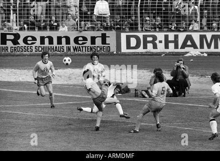 football, Regionalliga 1973/1974, promotion match to the Bundesliga 1974/1975, SG Wattenscheid 09 versus Eintracht Brunswick 0:0, Lohrheide Stadium in Bochum-Wattenscheid, scene of the match, f.l.t.r. Friedhelm Haebermann (Braunschweig), a Braunschweig pl Stock Photo