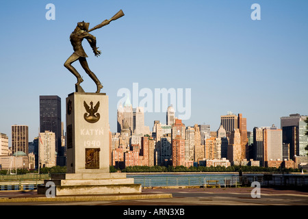 Statue by Andrzej Pitynski to commemorate the Katyn Forest Massacre in 1940 with Manhattan skyline, USA. Stock Photo