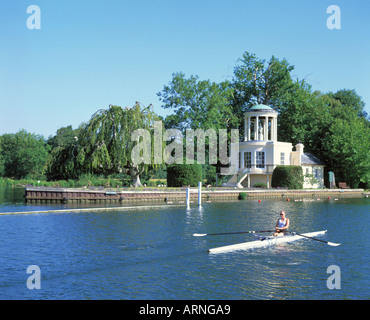 GB BUCKINGHAMSHIRE HENLEY ON THAMES TEMPLE ISLAND AND RIVER THAMES Stock Photo