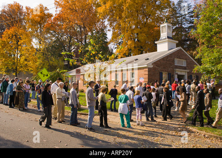 ARLINGTON VIRGINIA USA Voters line up late in the morning to vote in the presidential election on November 2, 2004 Stock Photo