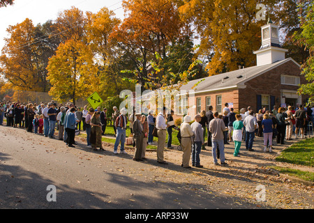 ARLINGTON VIRGINIA USA Voters line up late in the morning to vote in the presidential election Lyon Village Community House Prec Stock Photo