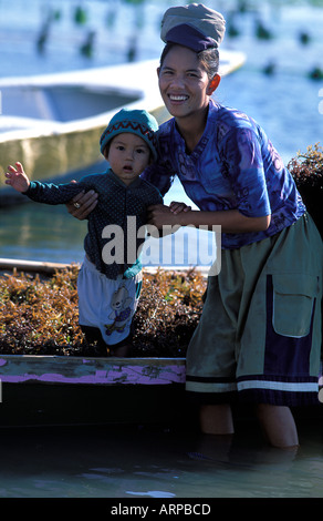 Mother and child This family like many on Lembongan island rely on seaweed as a major source of income Bali Indonesia Stock Photo