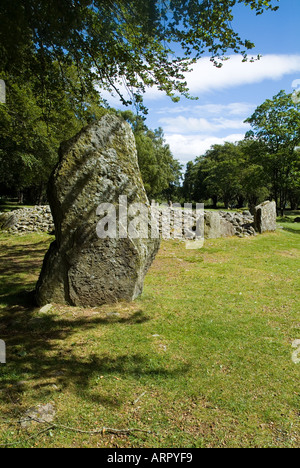 dh Balnuaran of Clava CLAVA INVERNESSSHIRE Bronze age burial mound chambered stone cairn and standing stones Stock Photo