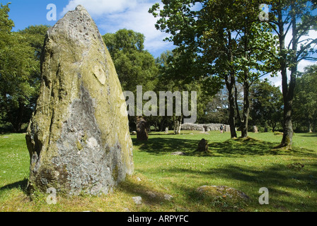 dh Balnuaran of Clava CLAVA INVERNESSSHIRE Bronze age burial standing stone in chambered stone mound cairn cemetery Stock Photo