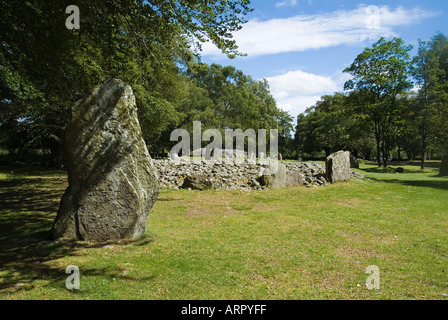 dh Balnuaran of Clava CLAVA INVERNESSSHIRE Bronze age standing stone in chambered stone burial mound cairn cemetery circle cairns Stock Photo