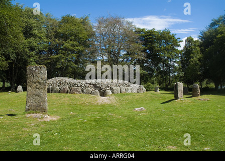 dh Balnuaran of Clava CLAVA INVERNESSSHIRE Bronze age standing stone in chambered stone burial mound cairn cemetery Stock Photo