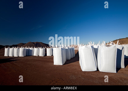 Bagged up pozzolana. Pouzzolane conditionnée en 'big bags' de 1,5 M³. Stock Photo