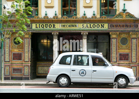 The Crown Liquor Saloon on Great Victoria Street, Belfast, Northern Ireland.  With a Belfast Taxi Stock Photo