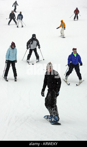 skiers and snowboarders descend the slopes at Glenshee ski centre near Braemar, Aberdeenshire, Scotland, UK Stock Photo
