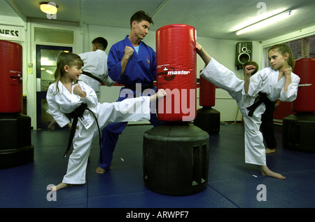 CHILDREN LEARNING KARATE AT LEIGH CHILDS MARTIAL ARTS SCHOOL SWINDON UK Stock Photo