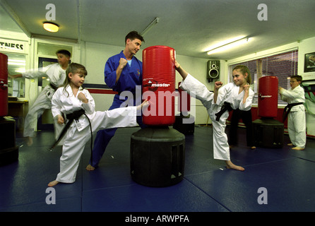 CHILDREN LEARNING KARATE AT LEIGH CHILDS MARTIAL ARTS SCHOOL SWINDON UK Stock Photo