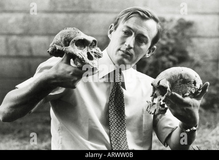 Richard Leakey in 1977 with two crucial skull discoveries--Australopithecus in his right hand, '1470', Homo habilis, left hand Stock Photo