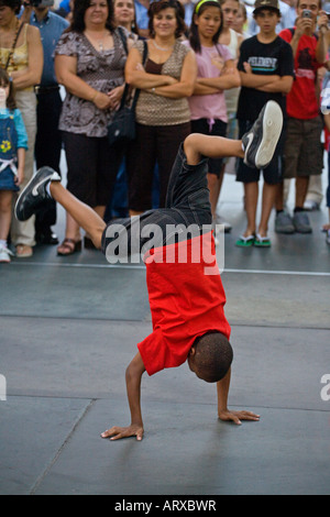 STREET PERFORMER in action NEW YORK CITY Stock Photo