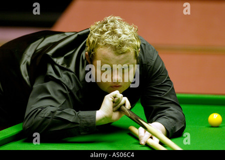 Stephen Lee playing in the 2004 World Snooker Championships at the Crucible Theatre Sheffield Stock Photo