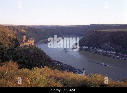 Sankt Goarshausen mit Burg Katz und Loreley, Blick von der rechten Rheinseite Stock Photo