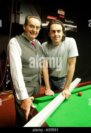 2004 World Snooker Champion Ronnie O Sullivan coached by mentor Ray Reardon Stock Photo