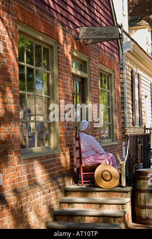 Store clerk at millinery shop in Colonial Williamsburg Stock Photo