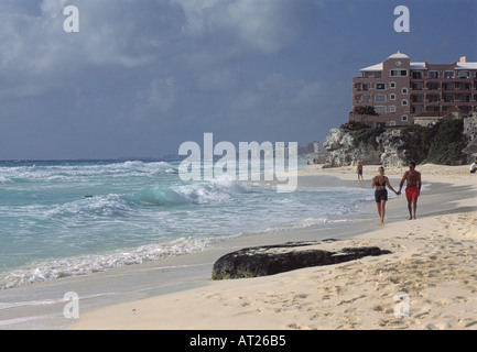 Couple walking in Cancun Stock Photo