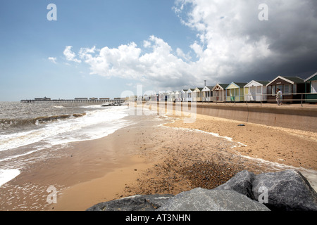 SOUTHWOLD NORTH BEACH WITH SEA DEFENCES,HUTS AND PIER Stock Photo