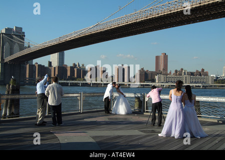 Bride and groom pose for wedding day pictures, Brooklyn,New York,USA.Brooklyn Bridge. Stock Photo