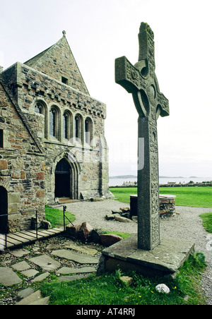 Iona Abbey and high cross on Celtic Christian island of Iona, founded by Saint Columba, near island of Mull, Hebrides, Scotland Stock Photo