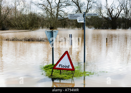 Flood warning road sign in a lane flooded by the River Severn at Chaceley, near Tewkesbury, Gloucestershire Stock Photo