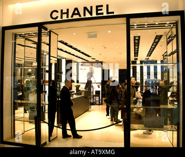 Chanel shops hi-res stock photography and images - Alamy