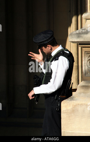An armed Metropolitan police officer at the House's of Parliament ...