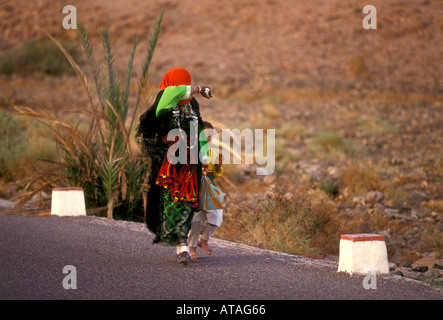 Moroccan woman, Berber woman, mother and daughter, little girl, walking, between Agdz and Zagora, Draa River Valley, Morocco, North Africa, Africa Stock Photo