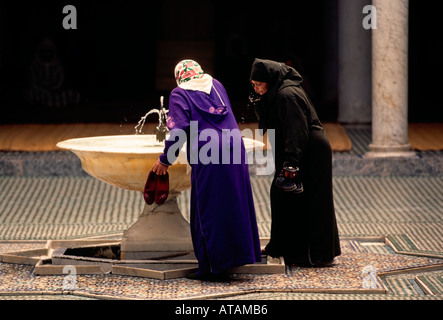 Moroccans, Moroccan, Moroccan women, Sanctuary of Zaouia Moulay Idriss II, shrine, tomb, Fes el-Bali, city of Fez, Fez, Morocco, North Africa, Africa Stock Photo