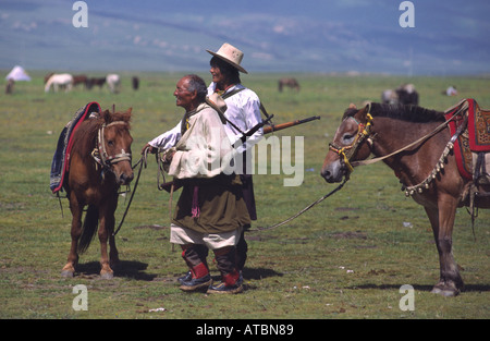 Khampa cowboys waiting for races to start at Litang horse festival. Sichuan, China Stock Photo