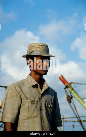 Foreman overseeing the unloading the catch of the day, Chapora harbour, Goa, India Stock Photo