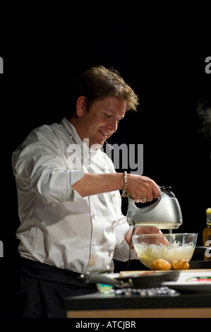 BBC TV'S Ready Steady Cook Celebrity Chef James Martin at work in the kitchen Stock Photo