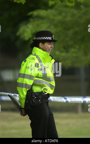 Female police officer at a murder scene UK. Photograph by Ian Miles. 07870 597313 Stock Photo