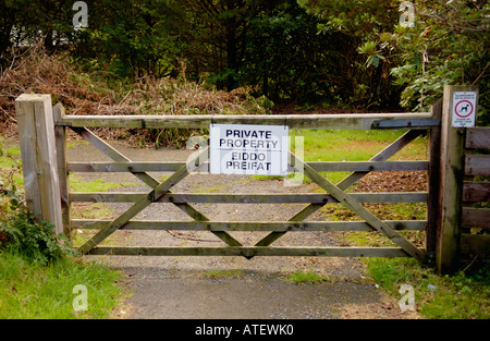 Bilingual Welsh English language PRIVATE PROPERTY sign on five bar gate in village of Corris Gwynedd North Wales UK Stock Photo