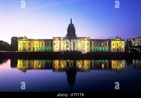 Custom House at dusk with the river Liffey Stock Photo - Alamy