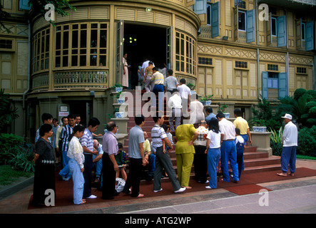 people tourists tour group guided tour visitors visiting Vimanmek Palace, museum, Dusit Garden, Dusit Palace, Bangkok, Thailand, Southeast Asia, Asia Stock Photo