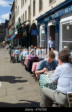 dh  GRASSMARKET EDINBURGH Edinburgh Festival diners pavement Petit Paris cafe uk street food city Stock Photo