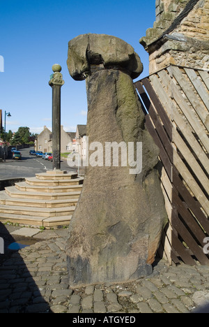 dh Stone of Mannan CLACKMANNAN CLACKMANNANSHIRE Tolbooth Mercat cross prehistoric monolith Scotland town Stock Photo