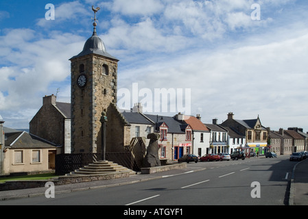 dh  CLACKMANNAN CLACKMANNAN Stone of Mannan Tolbooth clock tower Mercat cross in Main Street scotland county scottish town centre clackmannanshire Stock Photo